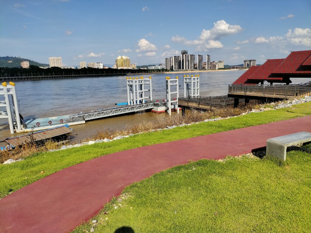 ゴールデントライアングル経済特区行き イミグレーション横の公園