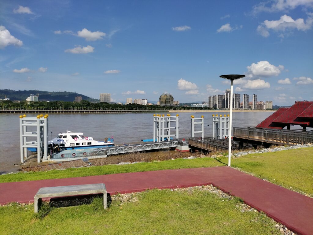 ゴールデントライアングル経済特区行き イミグレーション横の公園